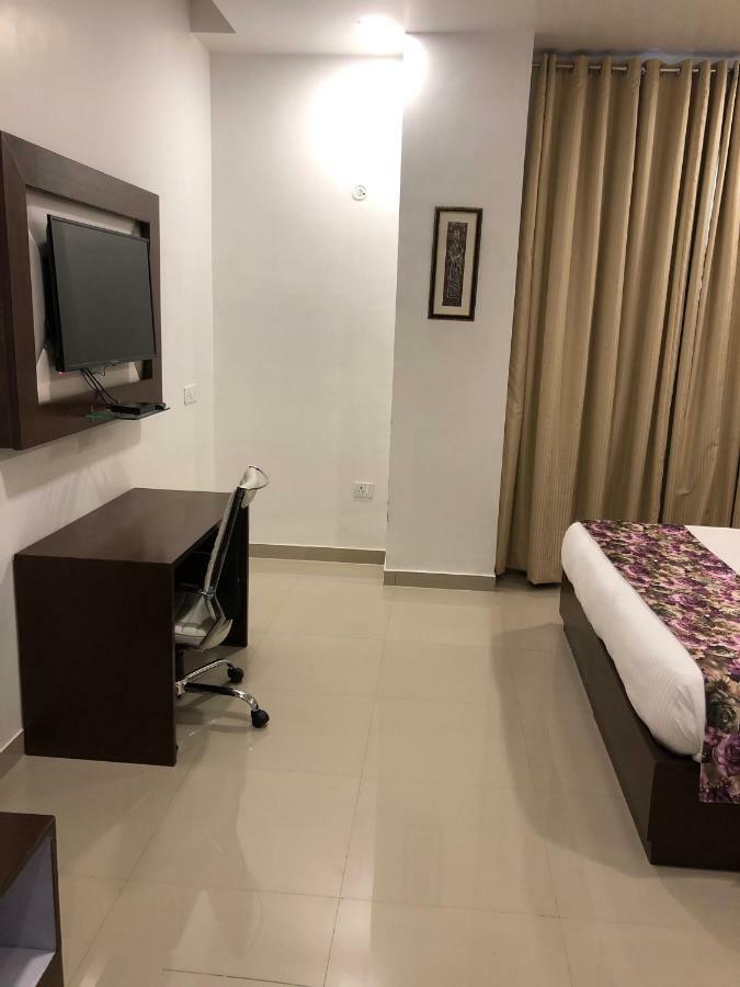 Royal Imperio Hotel Faridabad Luaran gambar