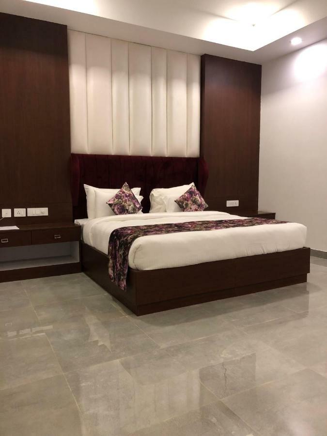 Royal Imperio Hotel Faridabad Luaran gambar